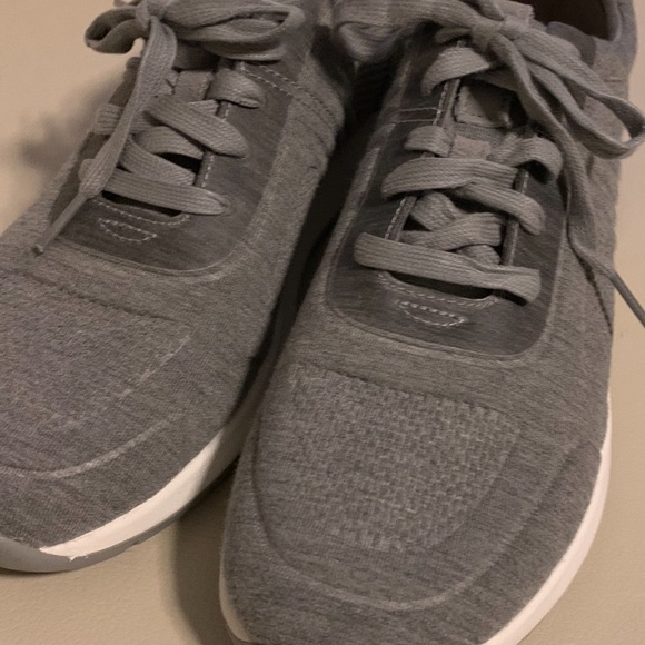 New UGG woman’s Adeline Jersey Knit Sneakers size 10 - Picture 15 of 16